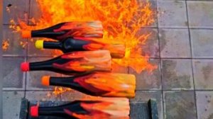 Разбивание стеклянных бутылок и падение воздушных шаров: раздавливание хрустящих и мягких предметов