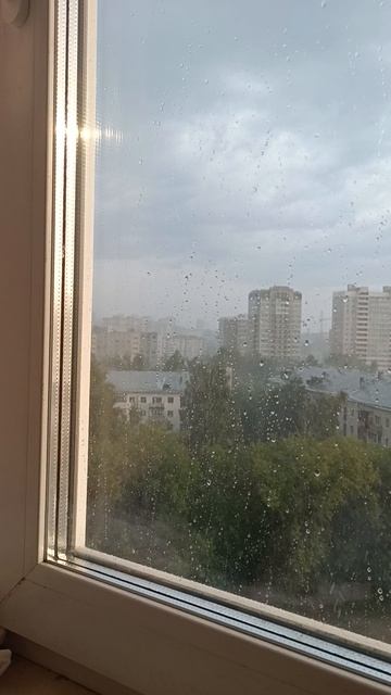 в к****е  сильный ливень
