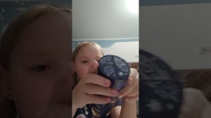 показываю что на данином столе