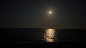 Оленья луна над Чёрным морем. Ночной вид на новую набережную в Коктебеле, конец июля 2026 Полнолуние