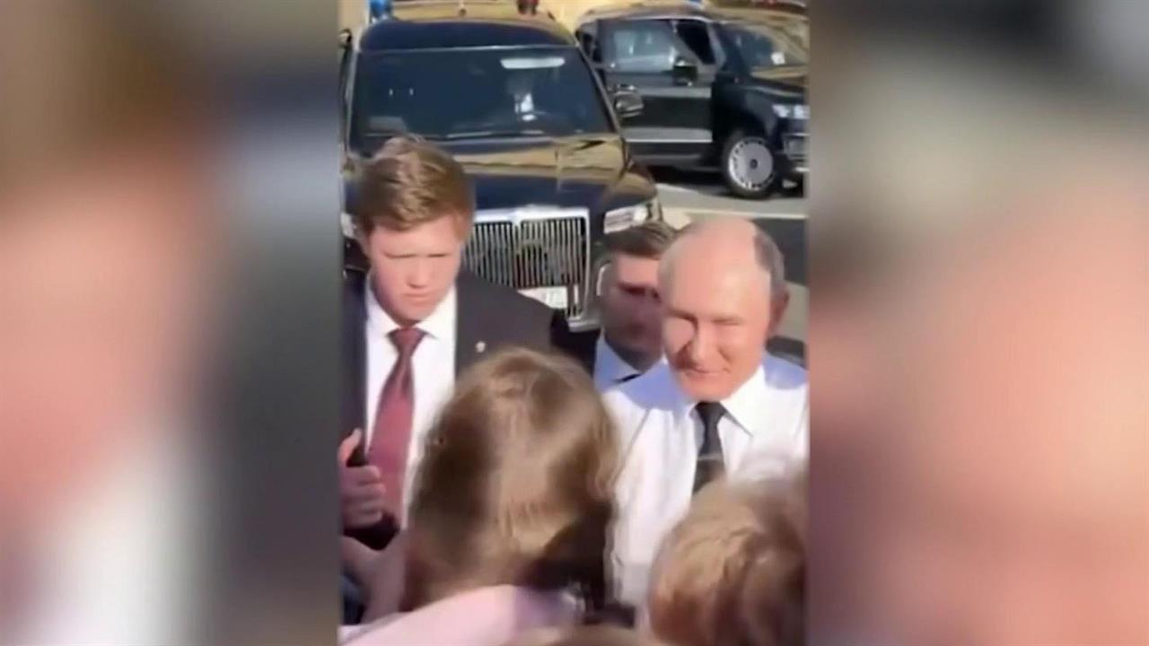 Владимир Путин в День ВМФ пообщался с жителями Санкт-Петербурга и туристами. смотреть онлайн