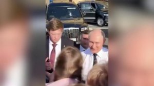 Владимир Путин в День ВМФ пообщался с жителями Санкт-Петербурга и туристами.