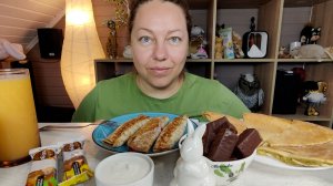 Мукбанг Пирог с мясом и картошкой, блинчики с вишней и сметаной.