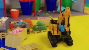 Игрушечные машинки и домашние животные для детей 🚜🐮 Видео детям