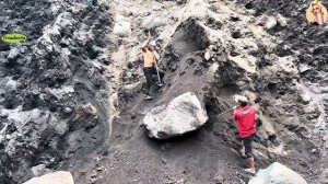 Строительство, шахтёры сбрасывают песок со стен карьера