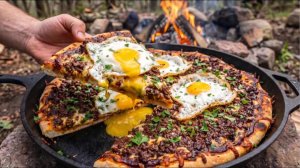 Лесной пир: пицца со стейком и яйцами на костре