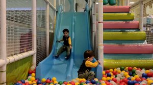 Эрик и Марк играют на детской площадке, часть 3