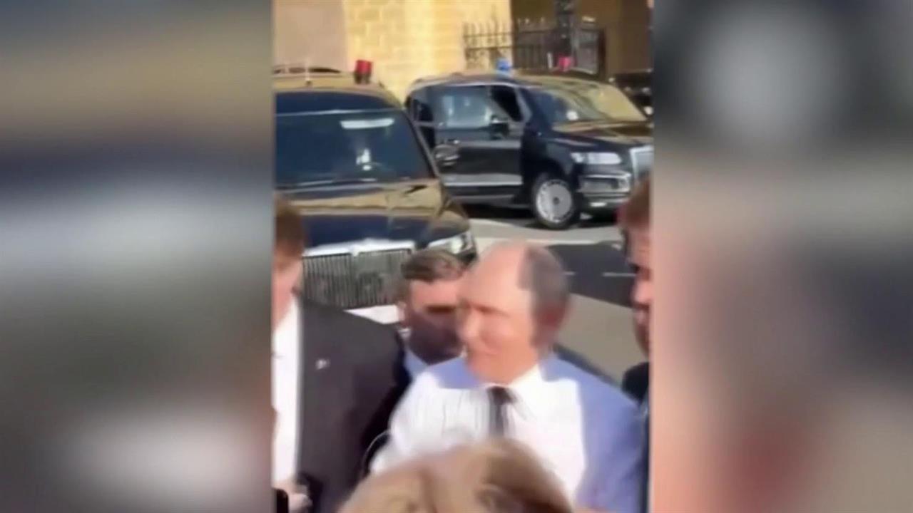 Владимир Путин в День ВМФ пообщался с жителями Санкт-Петербурга. смотреть онлайн