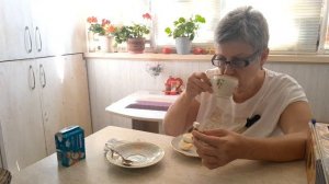 Заутрак или Завтрак?каша геркулесовая,бутерброд с рассольным сыром,яйцо и кофЭ!