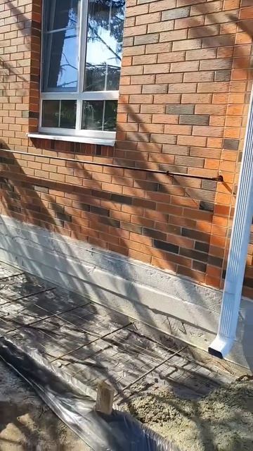Заливаем отмостку вокруг дома и ступени с террасы во двор 🏠 бетонные работы ⚒️ строительство ремонт