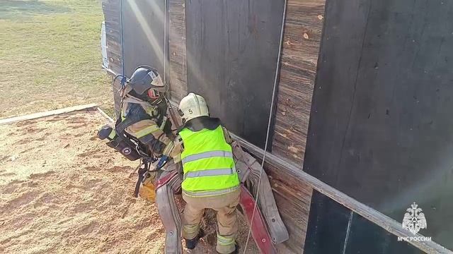Более 20 кг экипировки, ноль видимости: в Омске определяют лучшее звено газодымозащитников Сибири