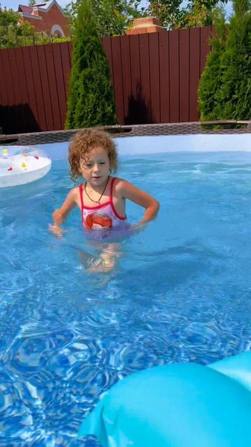 Саша плавает в бассейне 💦🐳💦