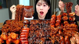 Мукбанг - курица и острая лапша и лапша с чёрным соусом - много соуса