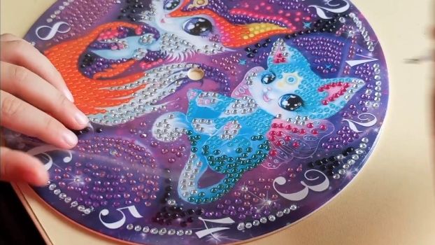 Настенные часы из алмазной мозаики. Выкладка картины из мозаики.