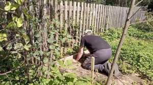 Василий делает опалубку под фундамент для сарая