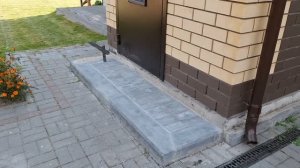 Приступок к крыльцу частного дома из бетонного бордюра.