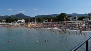 Кабардинка пляжи на море полный людей погода супер, море грязное