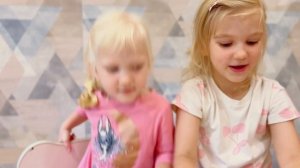 Ищем большой антистресс пельмень. Игры со сквиши. Видео для детей.