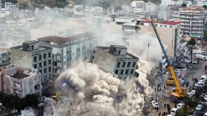 Сильное землетрясение М 7.1 в Японии: опрокидывание поезда, взрыв ТЦ и обрушение мостов в Кумамото