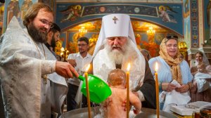Митрополит Ханты-Мансийский и Сургутский Павел впервые лично крестил детей из многодетных семей