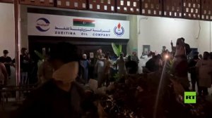 تفريغ شاحنة محملة بالتراب أمام مداخل شركات النفط أثناء احتجاجات ليلية تعصف بالعاصمة الليبية طرابلس