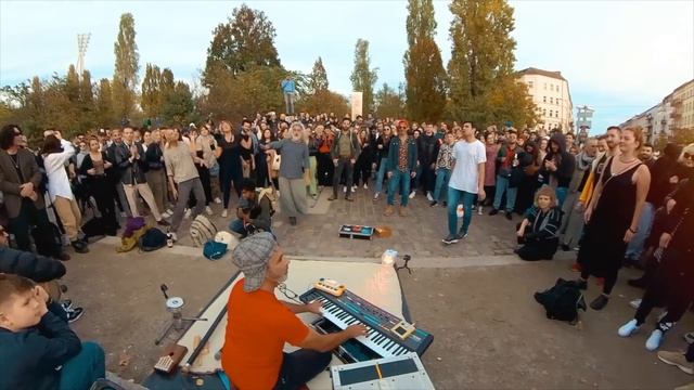 Insane Live Looping In Mauerpark