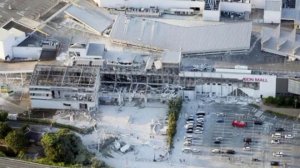 От 20 до 30 человек пропали после обрушения торгового центра на японском острове Косю.