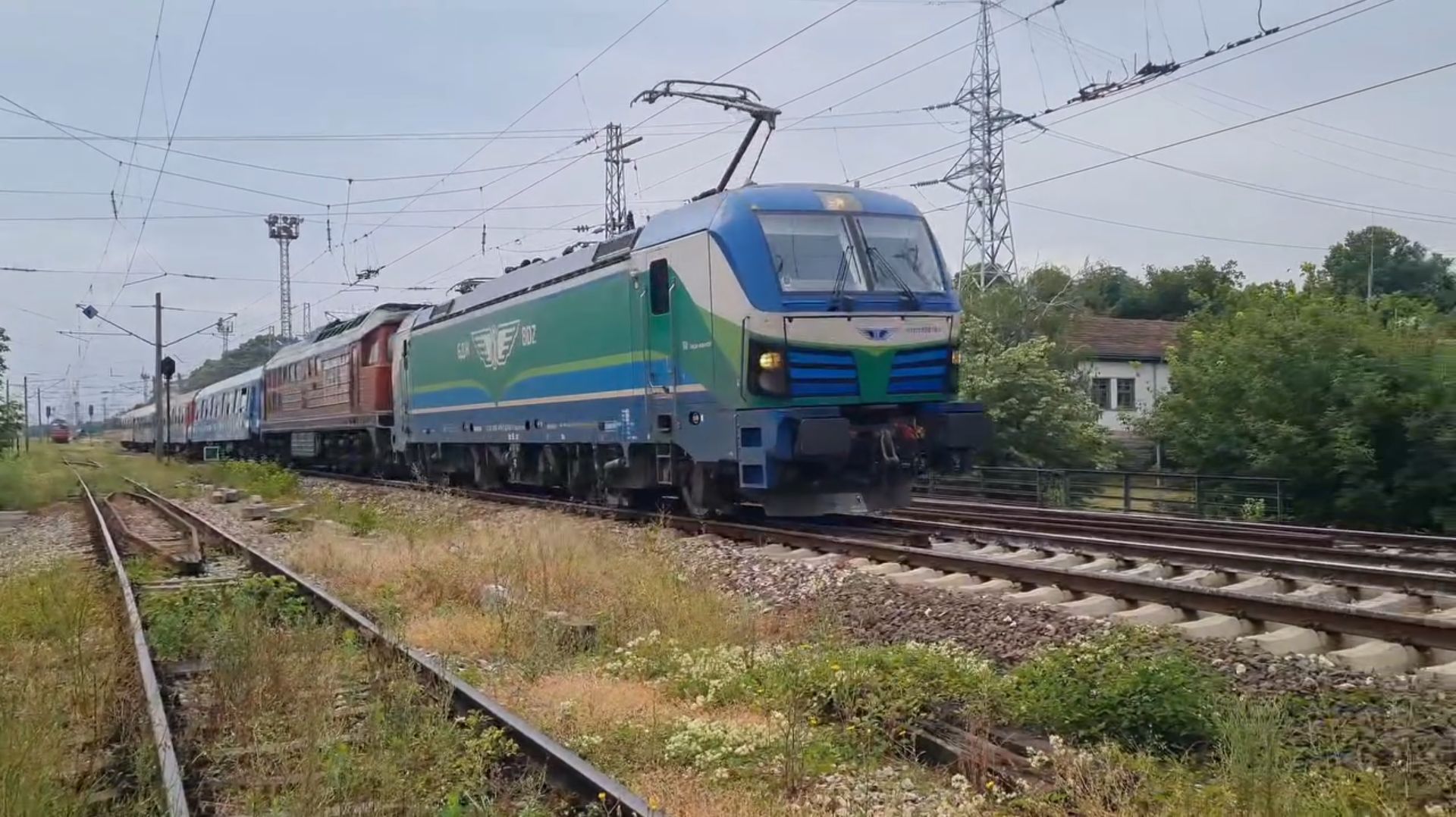Электровоз вектрон с перегоняемым ТЭ109 и пассажирскими вагонами