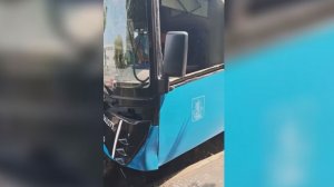 Пассажирский автобус врезался в дерево на юге Москвы