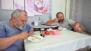 Налопались домашних вареников с картошкой что так тщательно лепила мама всю ночь и за работу