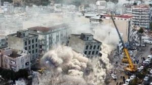 Сильное землетрясение М 7.1 в Японии: опрокидывание поезда, взрыв ТЦ и обрушение мостов в Кумамото