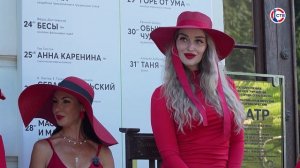 По улицам Севастополя прошли девушки в красном
