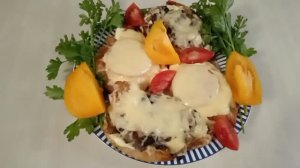 Куриная грудка с грибами, помидорами и сыром.
