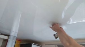 Как убрать воду с натяжного потолка самостоятельно