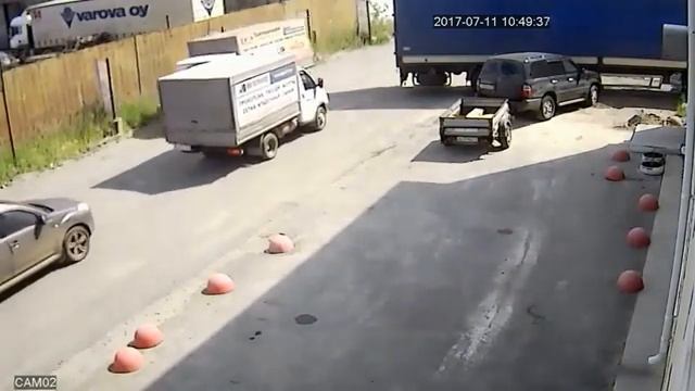 Водитель длинномера не рассчитал радиус поворота
