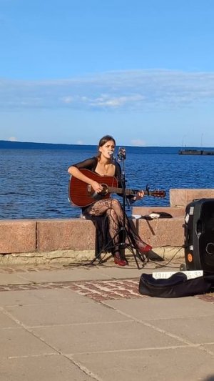 Девушка исполняет песню группы «КИНО»  - Рядом со мной. Петрозаводск, 25.07.2025.