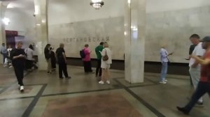 Станция метро Чертановская, пассажиры, поезд Москва. Никаких ЧЕРТЕЙ на станции Черт-ановская.