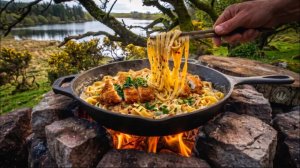 Хрустящая курица с пастой на костре у озера