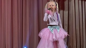 Мила исполнила свою новую песню Эй, Диджей 🤩🤩🤩 на празднике в честь Дня многодетных семей