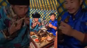 Так здорово уплетать большими кусками острое тушеное мясо с косточками — настоящее удовольствие!