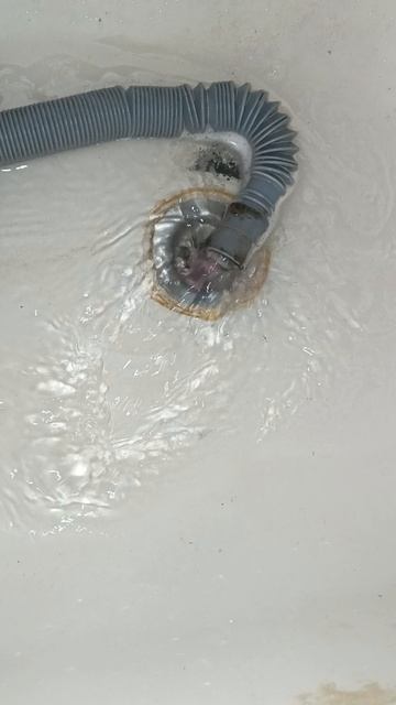стиральная машинка сливает воду