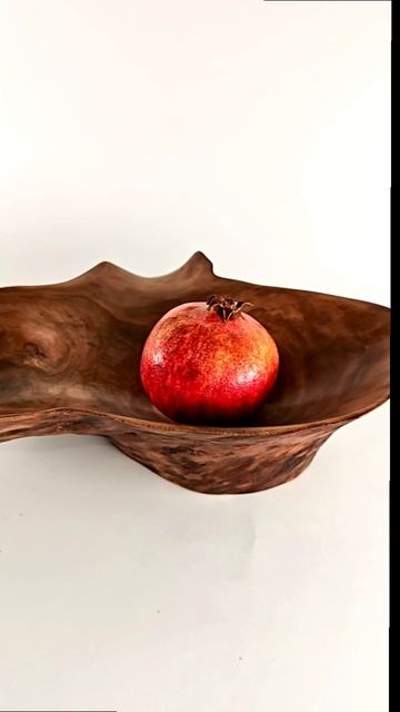 Тарелка из массива платана. Гранат внутри.