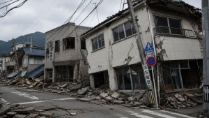 Землетрясение магнитудой 7,1 произошло в Японии. Повреждены здания, дороги и ЛЭП