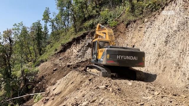 Expert Excavator Operator Building a Road on a Dangerous Hill ｜ Hyundai Excavator Compilation Video смотреть онлайн