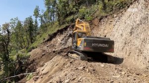 Expert Excavator Operator Building a Road on a Dangerous Hill ｜ Hyundai Excavator Compilation Video