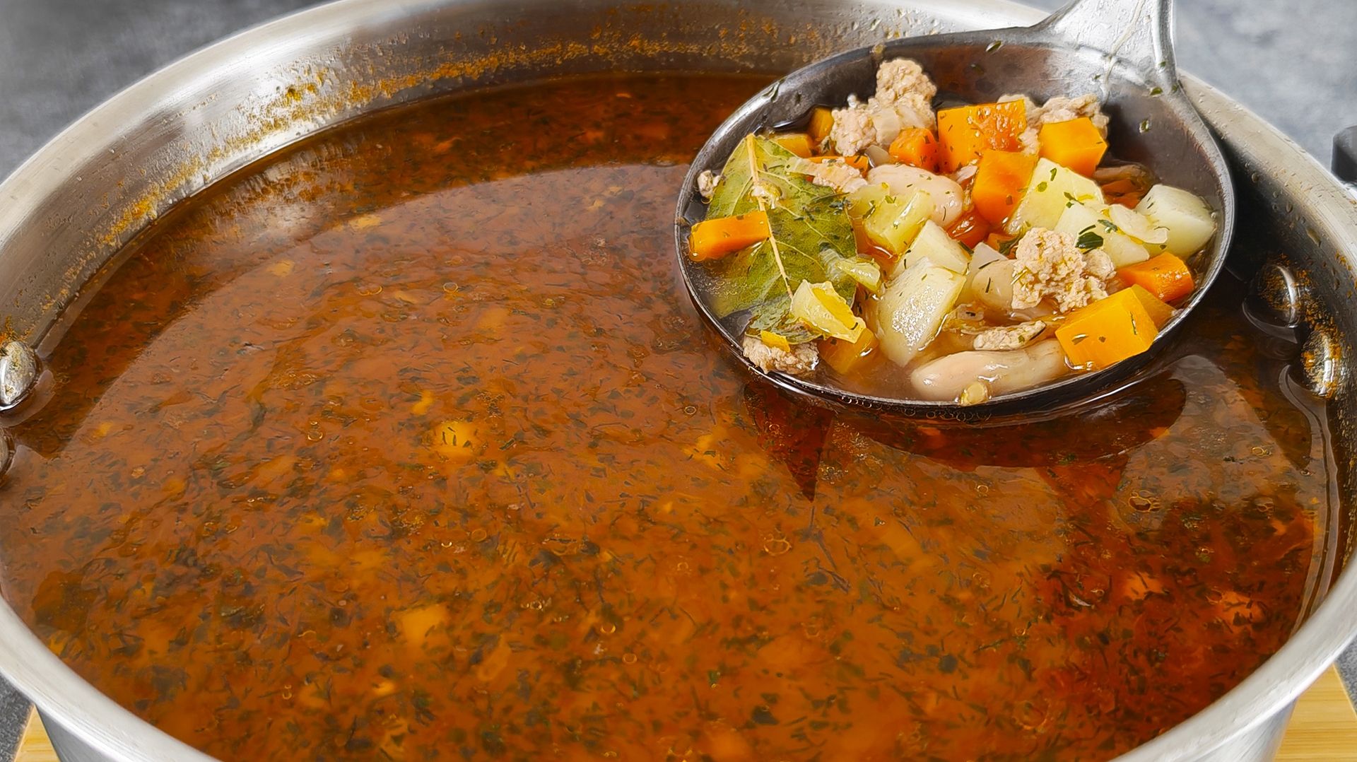 Густой суп с фасолью и фаршем: когда нужно вкусно накормить семью