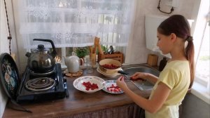 Маленькие дачные радости. Собираем урожай. Вареники с ягодой.