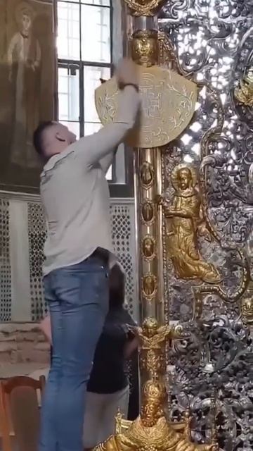 Перемогает москалей в Софийском соборе Киева