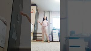 танцую под кто под нами в низу простите меня