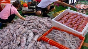 Посетите рынок в порту Дунши! Свежие морепродукты: кальмары, каракатицы и тигровые креветки. Тайвань